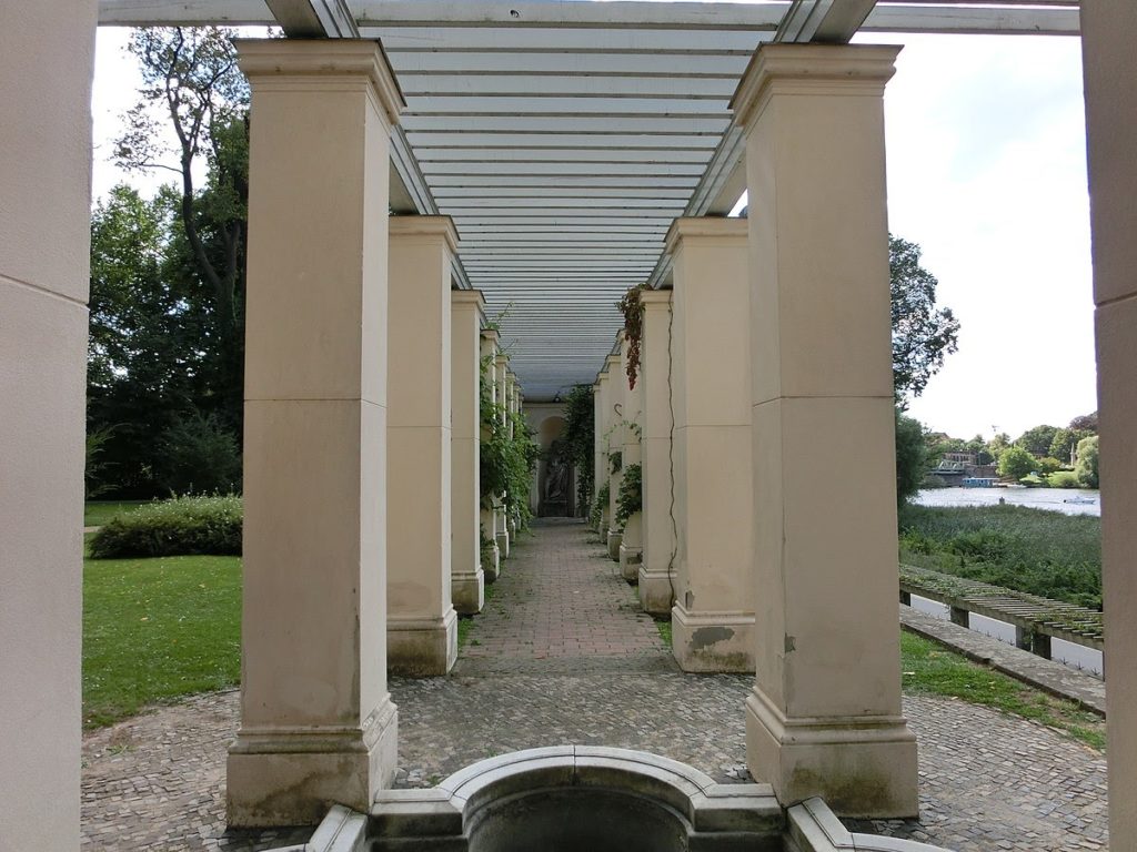 Pergola with concrete pillars