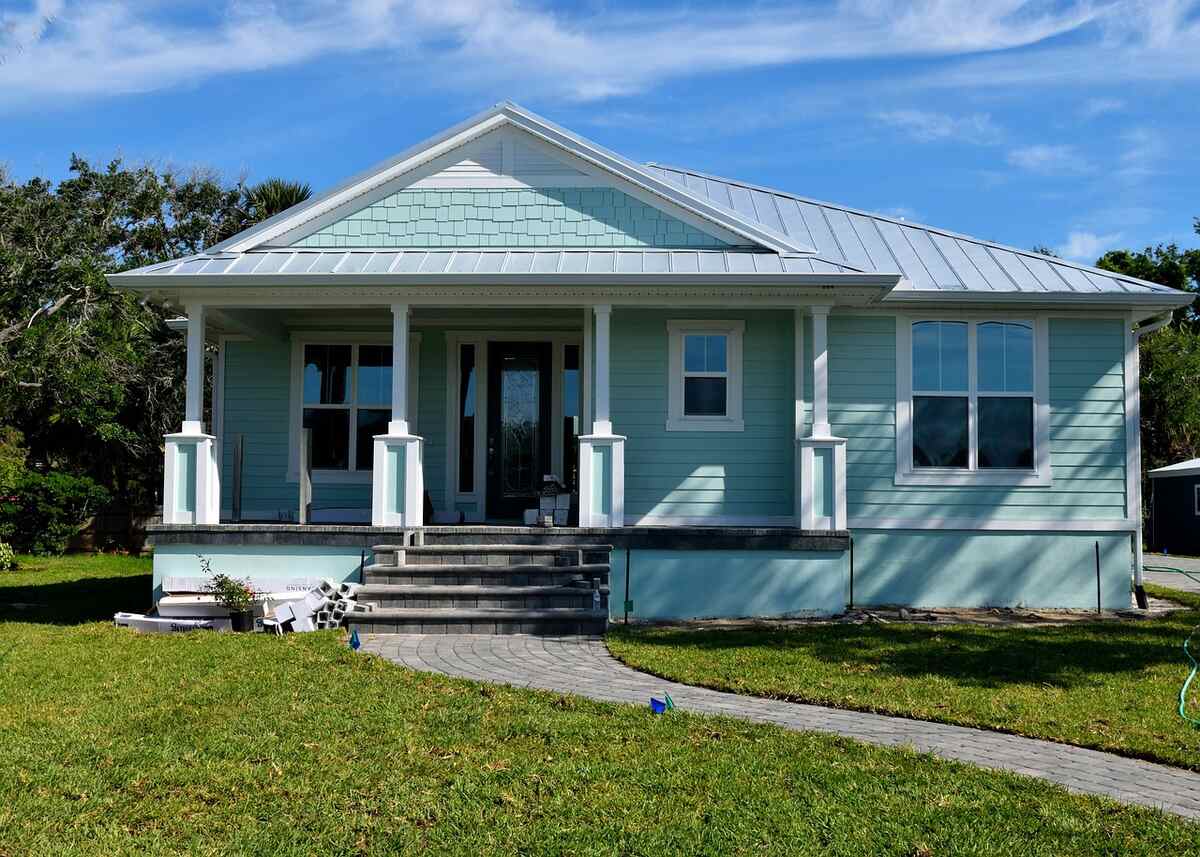 A front lawn of a house in florida